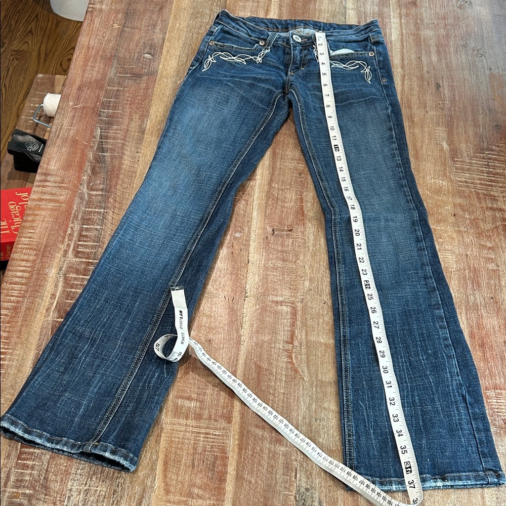 Vintage Street Denim Mid-Wash Bootcut Jeans with Embroidered Pockets